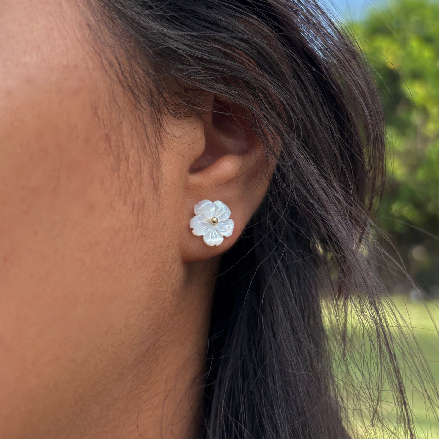 “Flor dorada earrings” Pantallitas de flor blanca