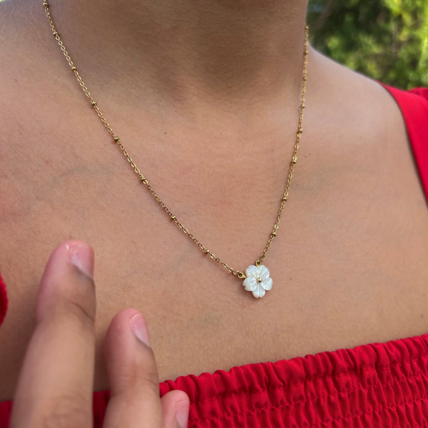 “Flor Dorada” Collar con flor en nácar