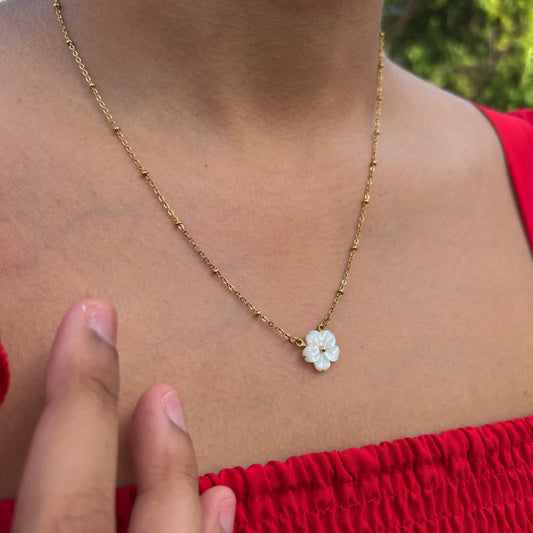 “Flor Dorada” Collar con flor en nácar