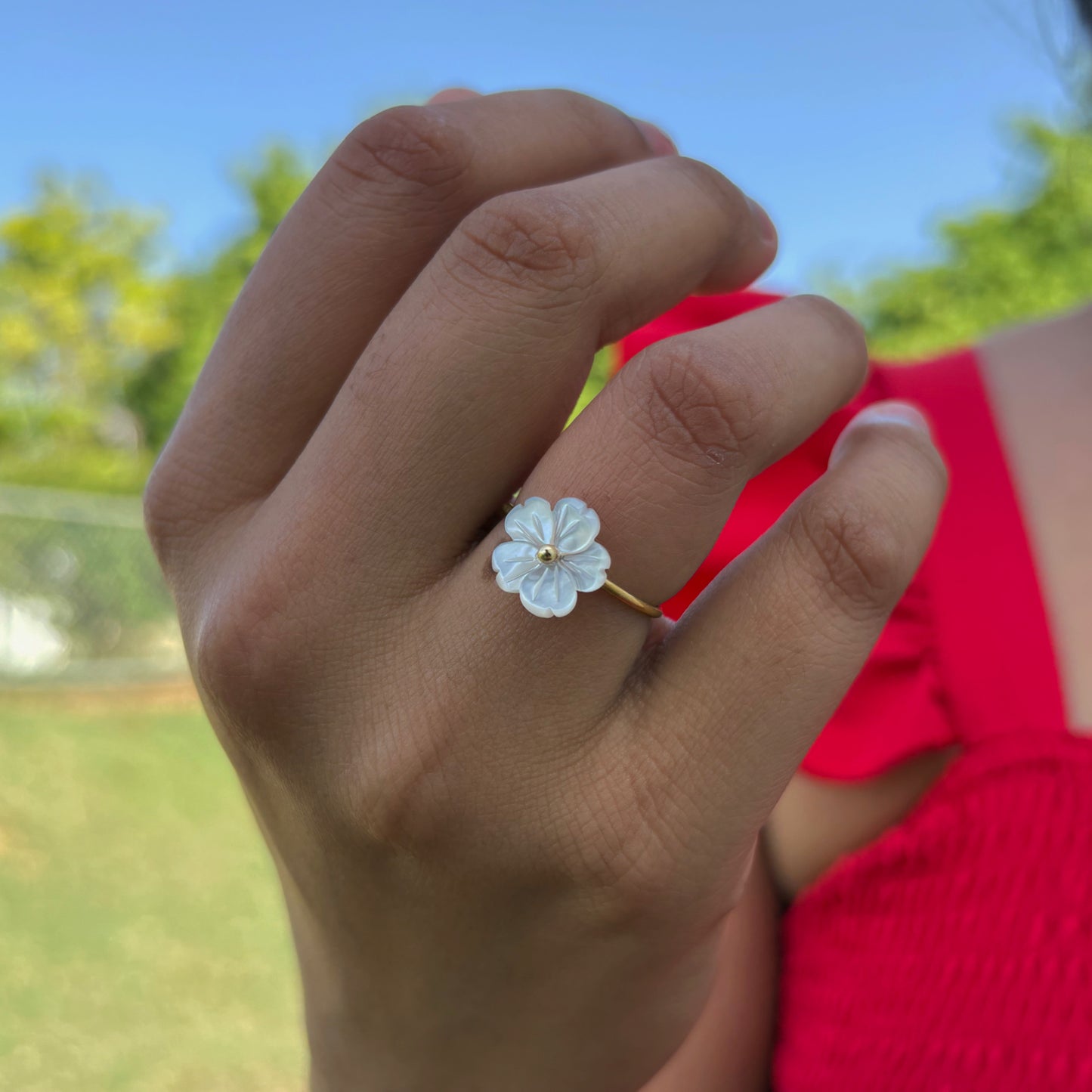 “Anillo Flor dorada” Anillo de flor blanca.
