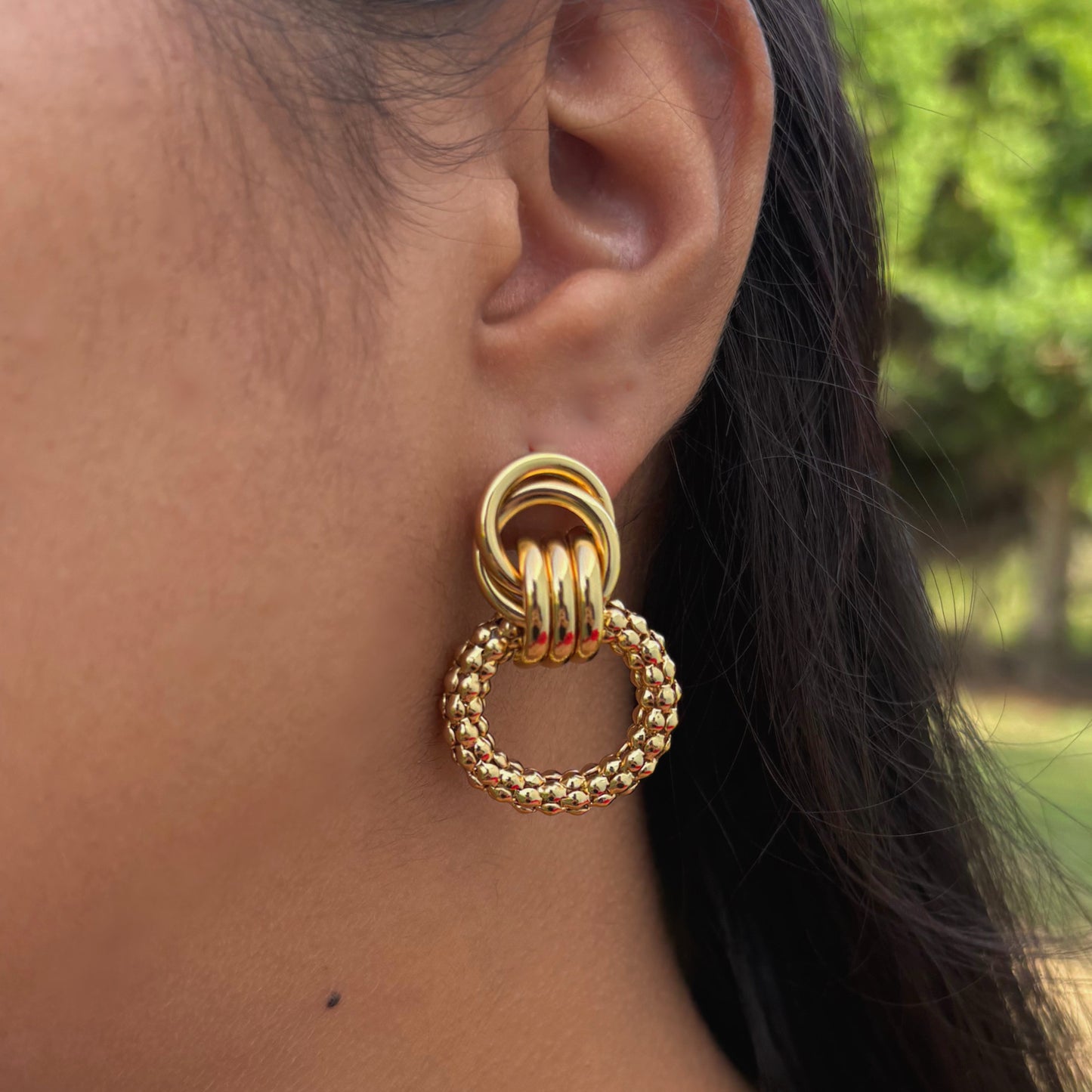 “Nudo Hoops” Hoops dorados Gold Plated