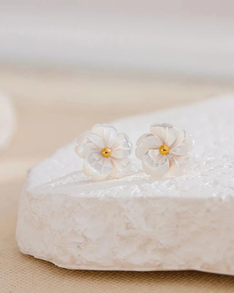 “Flor dorada earrings” Pantallitas de flor blanca