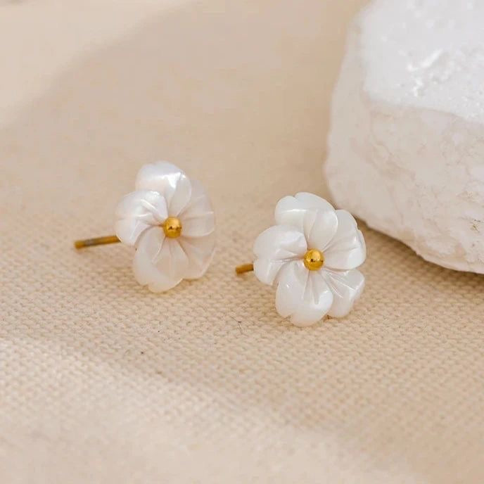 “Flor dorada earrings” Pantallitas de flor blanca