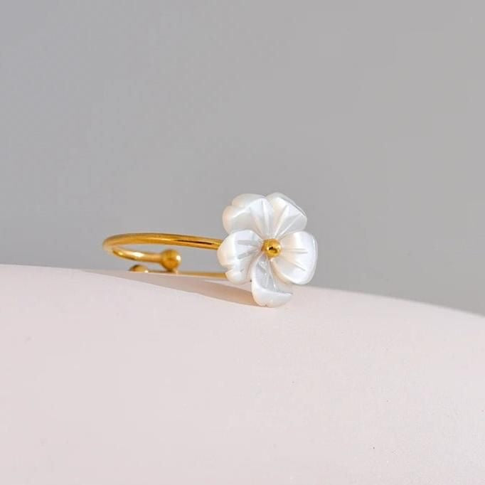 “Anillo Flor dorada” Anillo de flor blanca.