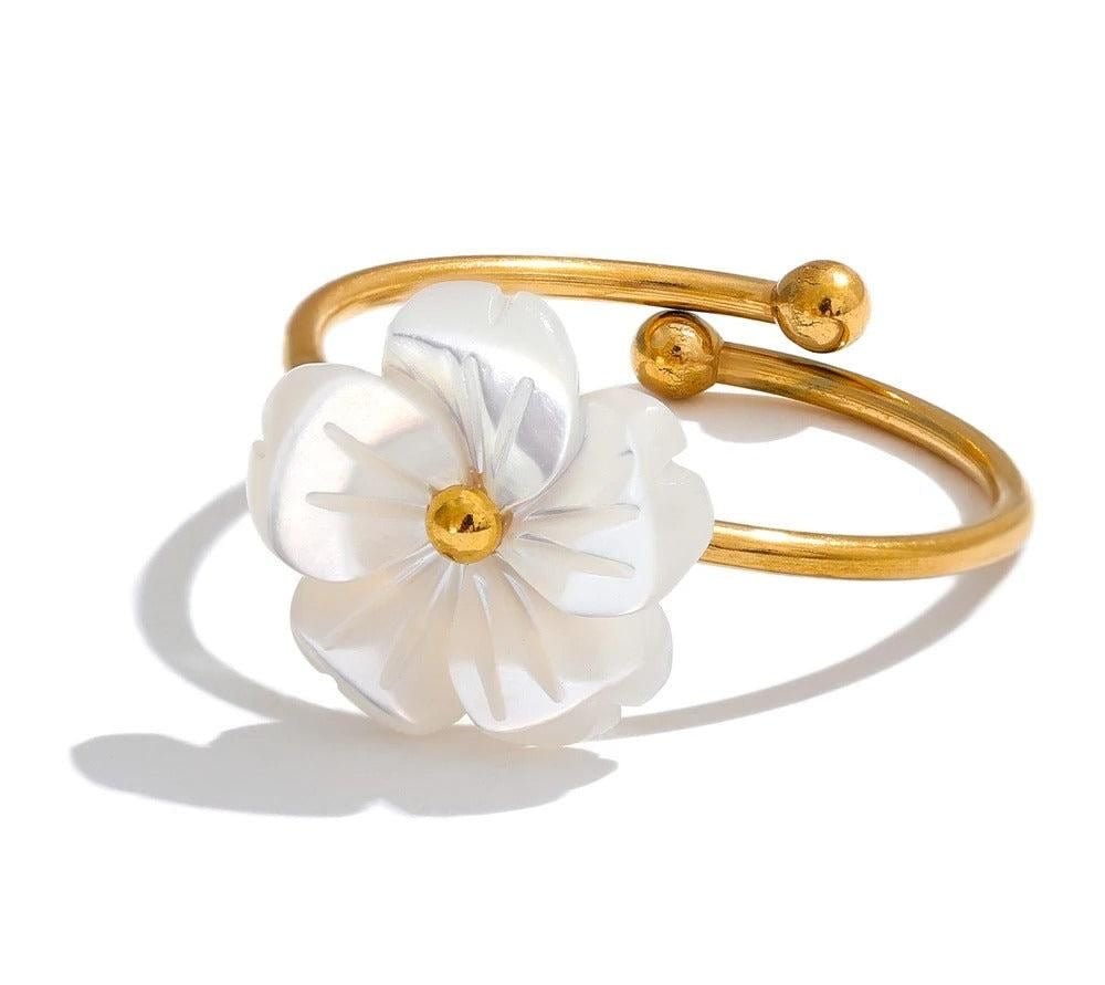 “Anillo Flor dorada” Anillo de flor blanca.