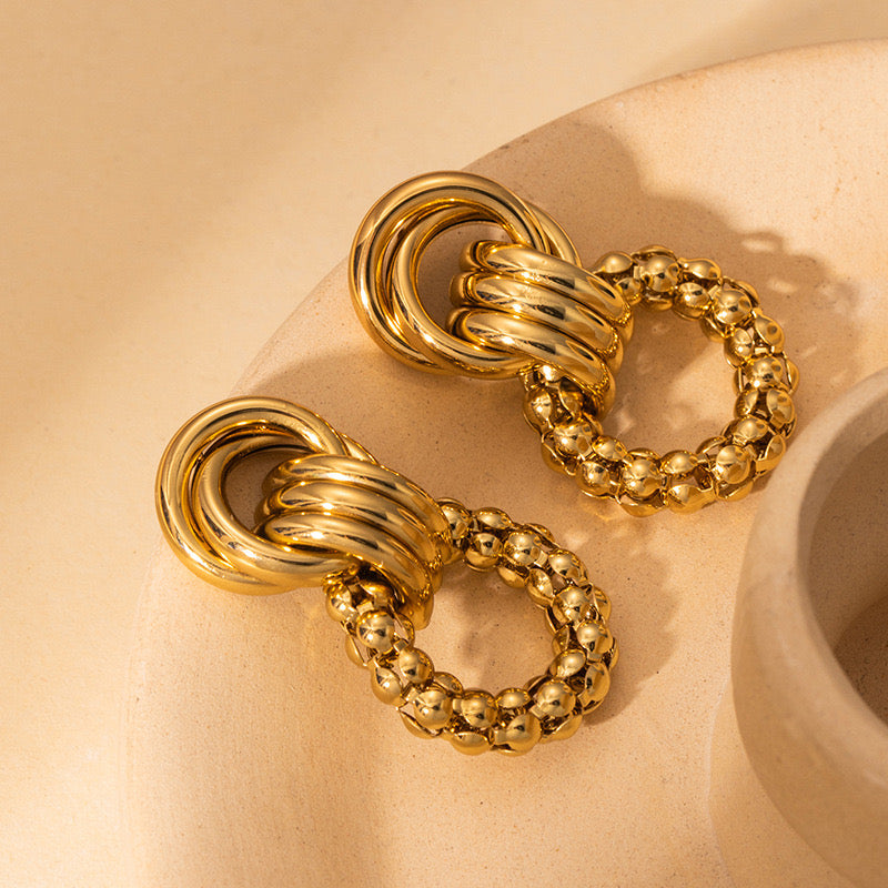 “Nudo Hoops” Hoops dorados Gold Plated
