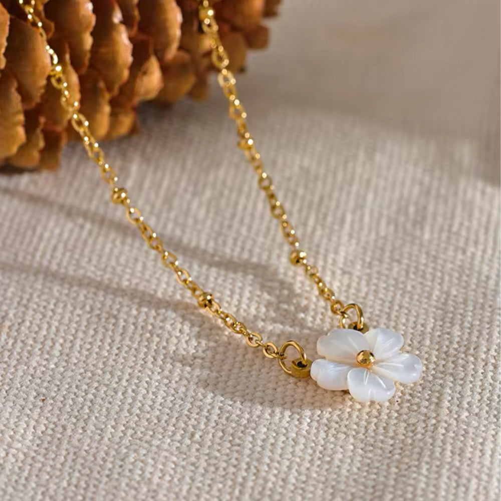 “Flor Dorada” Collar con flor en nácar