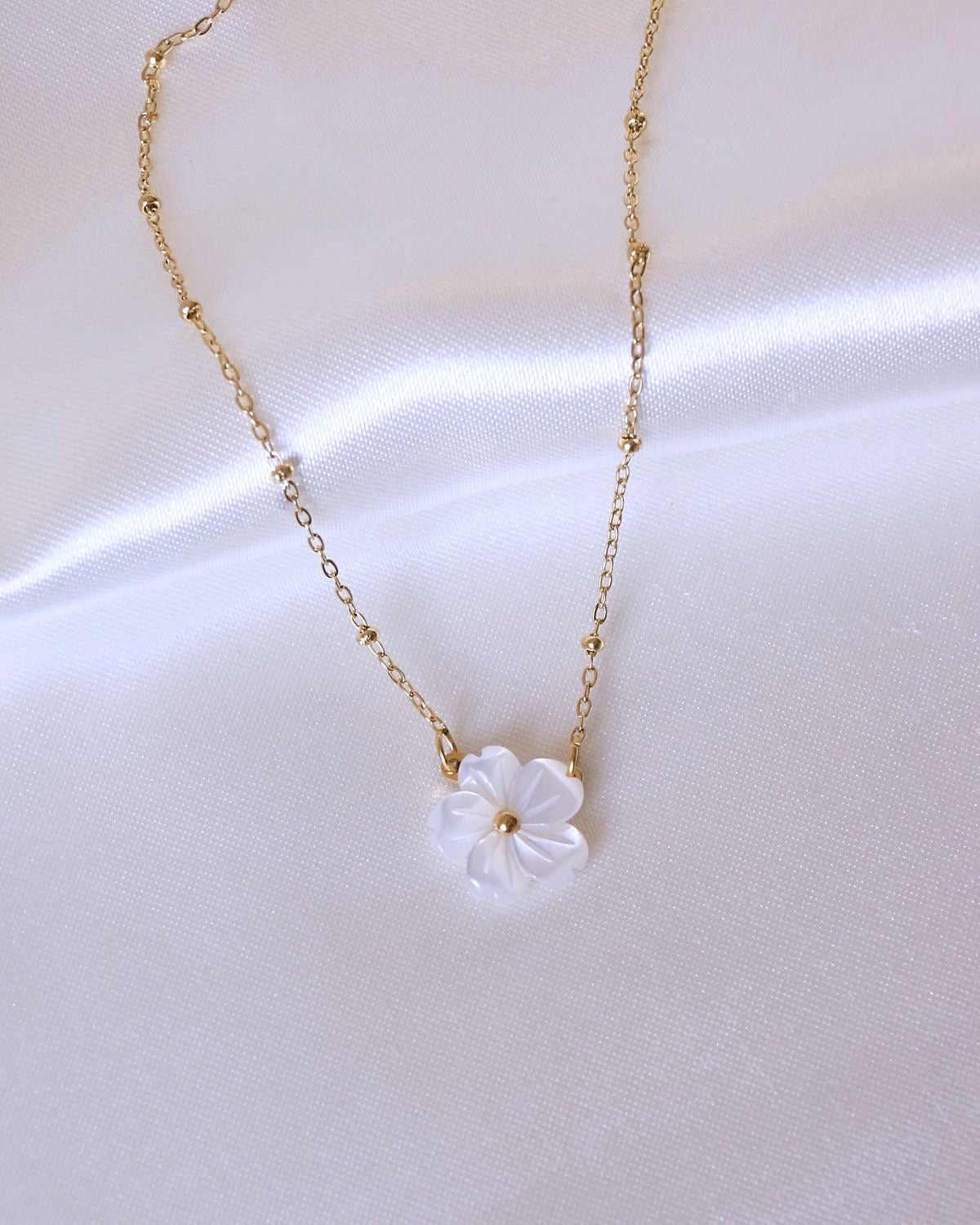 “Flor Dorada” Collar con flor en nácar
