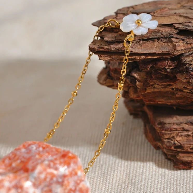 “Flor Dorada” Collar con flor en nácar